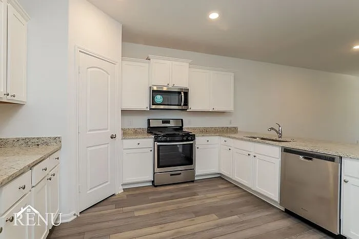 5 bed, 2.5 bath, 2543 sqft, $2,190 — Photo 3