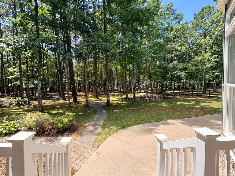 10802 Cedar Creek Dr — Photo 32
