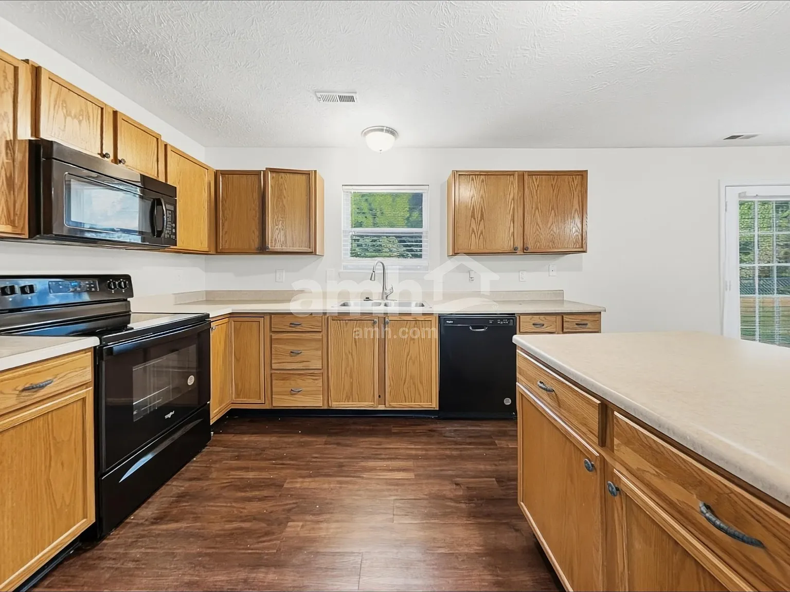 4 bed, 2.5 bath, 2190 sqft, $2,200 — Photo 3
