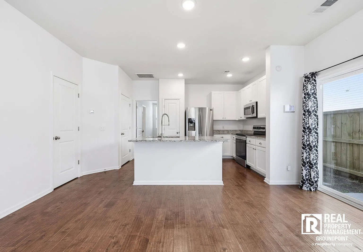 3 bed, 3.5 bath, 2016 sqft, $2,500 — Photo 3