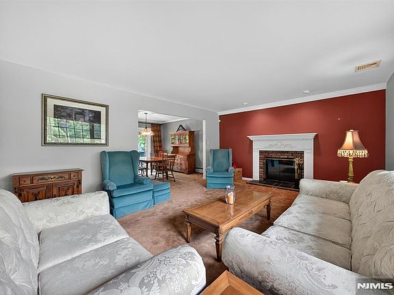 5th image of 224 W Oak St