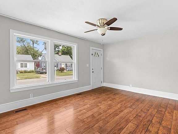 3rd image of 325 E Lorengo Ave