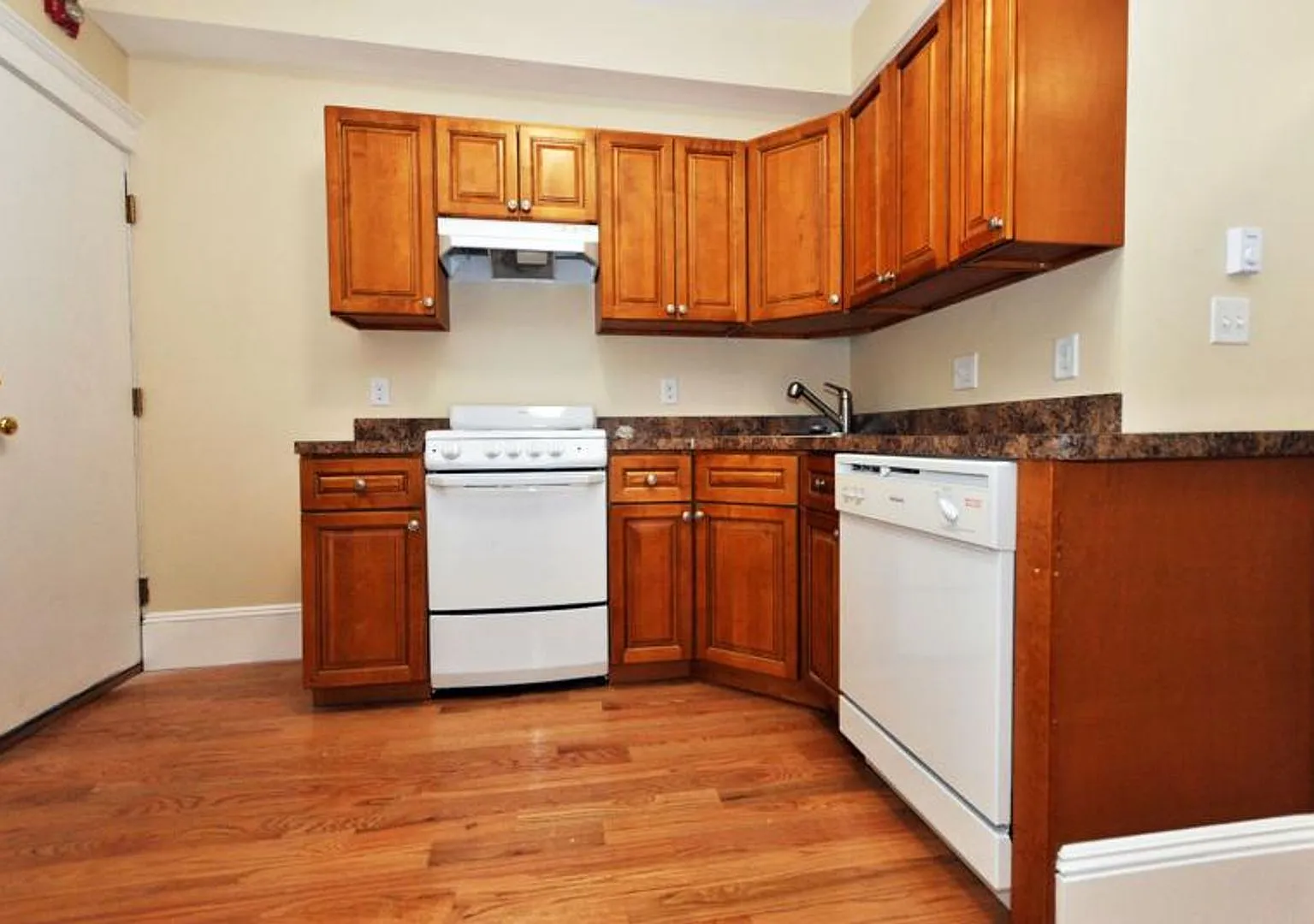 Mission Hill Area. No Brokers Fee, Hot Water Included, Eat-in Kitchen, Parking for Rent — Photo 1