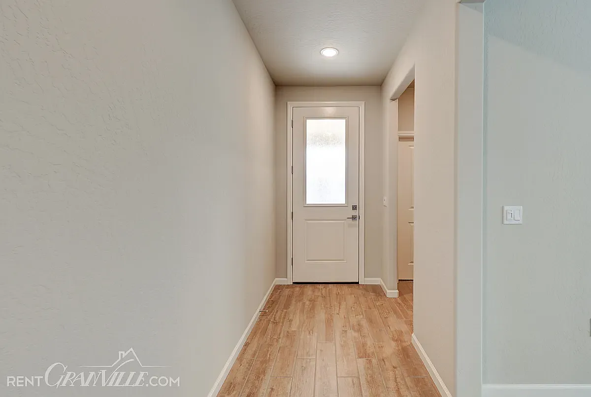 3 bed, 2007 sqft, $3,000 — Photo 2
