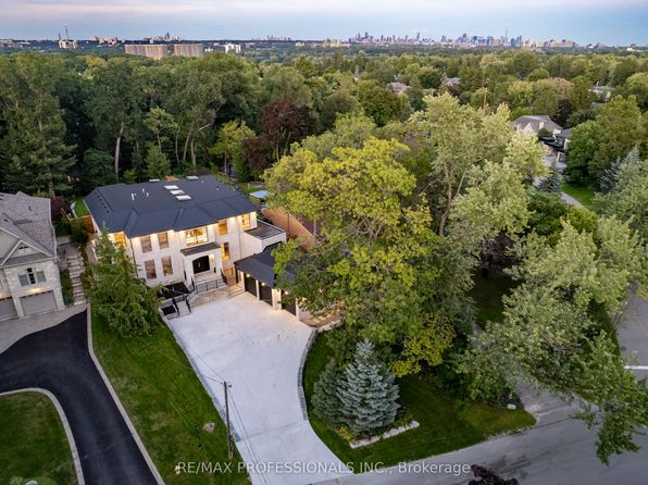 15 Edenbrook Hl #8, Toronto, ON M9A 3Z7