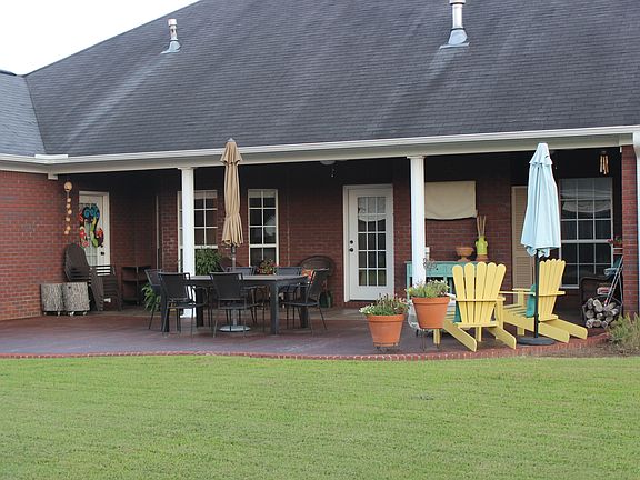 Patio with stained concrete