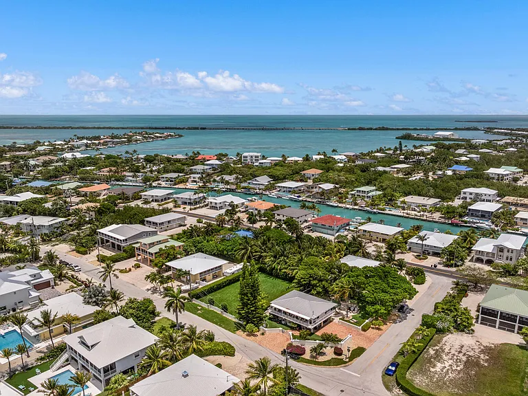 235 W Seaview Cir — Photo 50