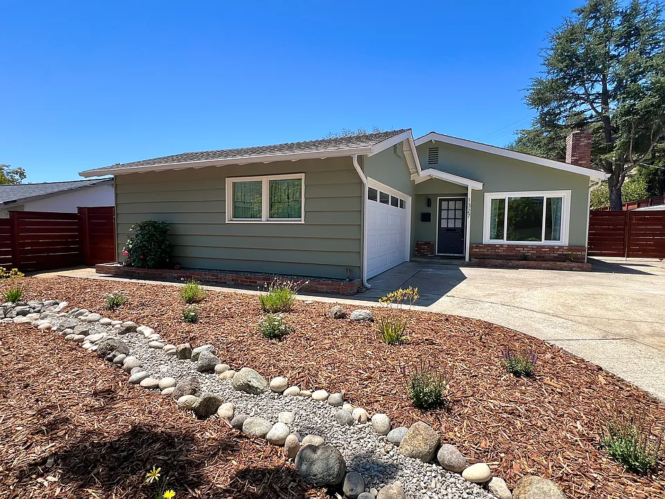 1327 Tanglewood Dr