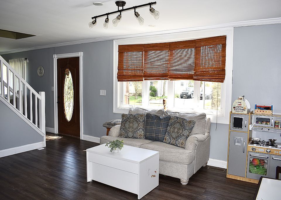 1st image of 21 Colonial Rd