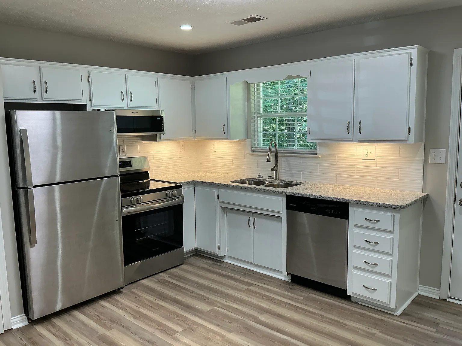 2 bed, 1005 sqft, $1,050 — Photo 4