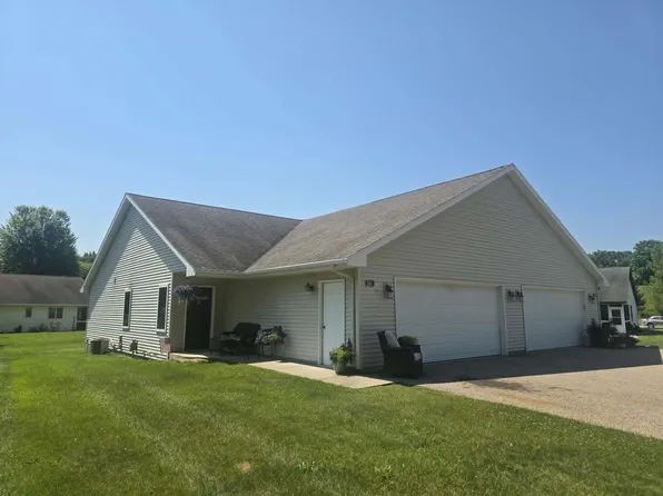 961 Charles Wright Dr, Waupaca, WI 54981