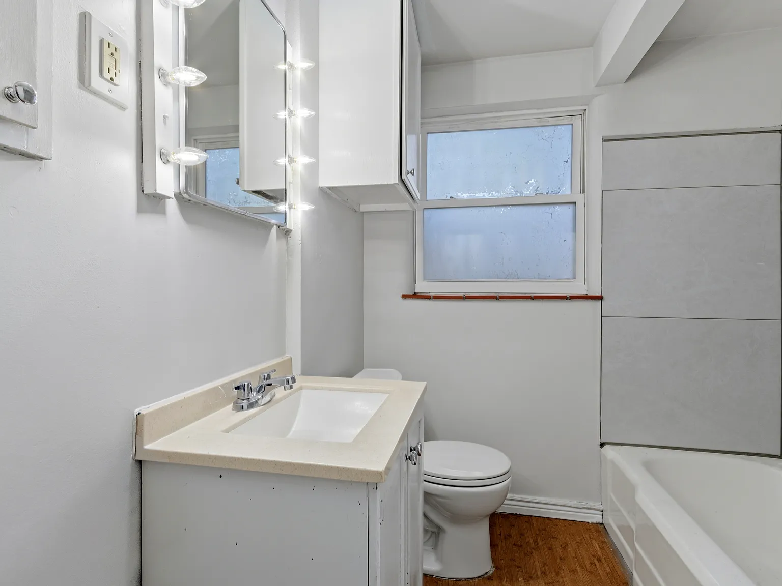 3 bed, 1200 sqft, $2,100 — Photo 2