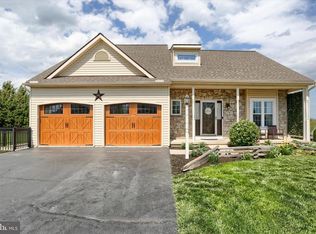 365 Lynne Dr, Mount Wolf, PA 17347