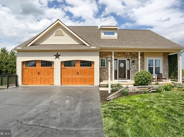 365 Lynne Dr, Mount Wolf, PA 17347