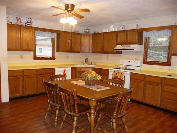 3rd image of 825 N 39th St