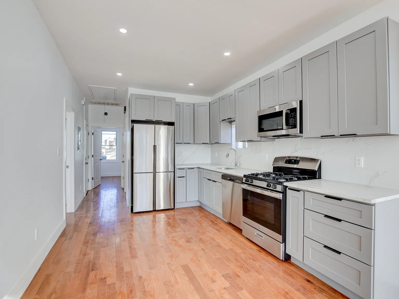 3 bed, 1100 sqft, $2,700 — Photo 3