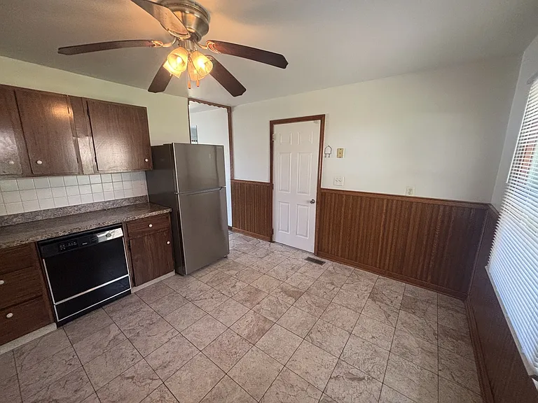 1352 Crestwood Dr — Photo 10