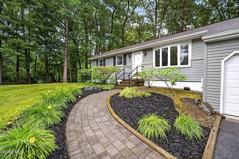 3rd image of 8 Cedarcrest Drive