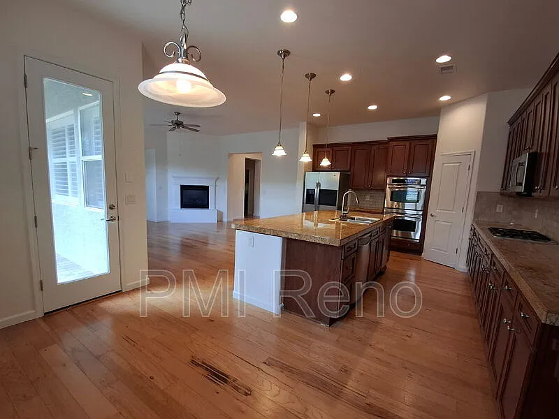 4 bed, 3.0 bath, 2922 sqft, $3,318 — Photo 4