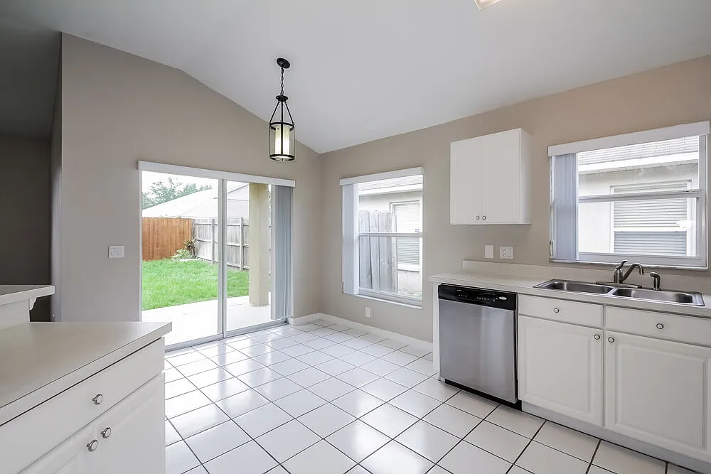 3 bed, 2.0 bath, 1716 sqft, $2,460 — Photo 4