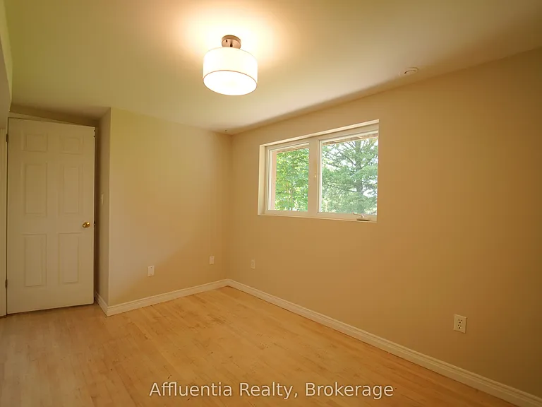 480 Elizabeth St — Photo 13
