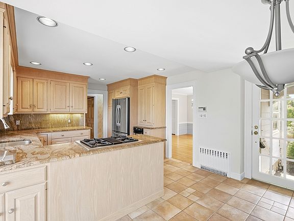 4th image of 144 Porter St