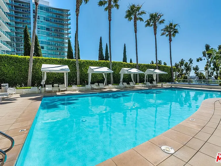 13700 Marina Pointe Dr #327 — Photo 46