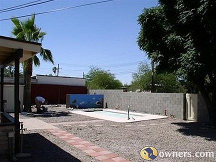 Backyard and Jaccuzzi/pool