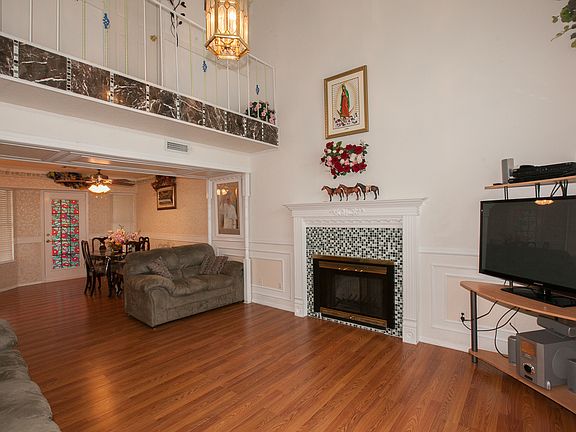 Combo living/dining w/hardwood floors