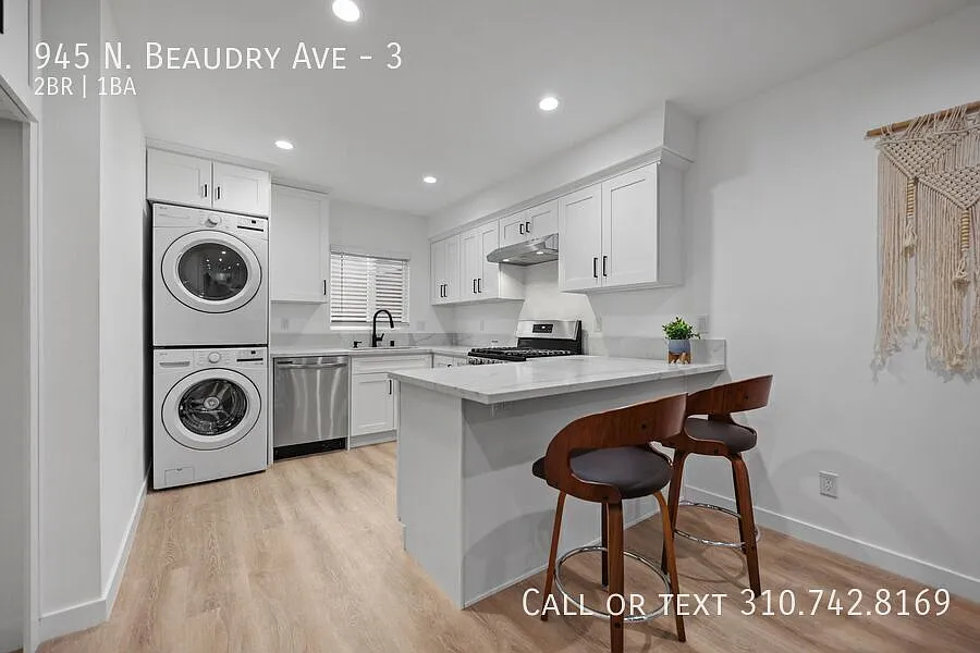 Fully Remodeled 2BR with Stunning Downtown LA Views Move-In Special! — Photo 2