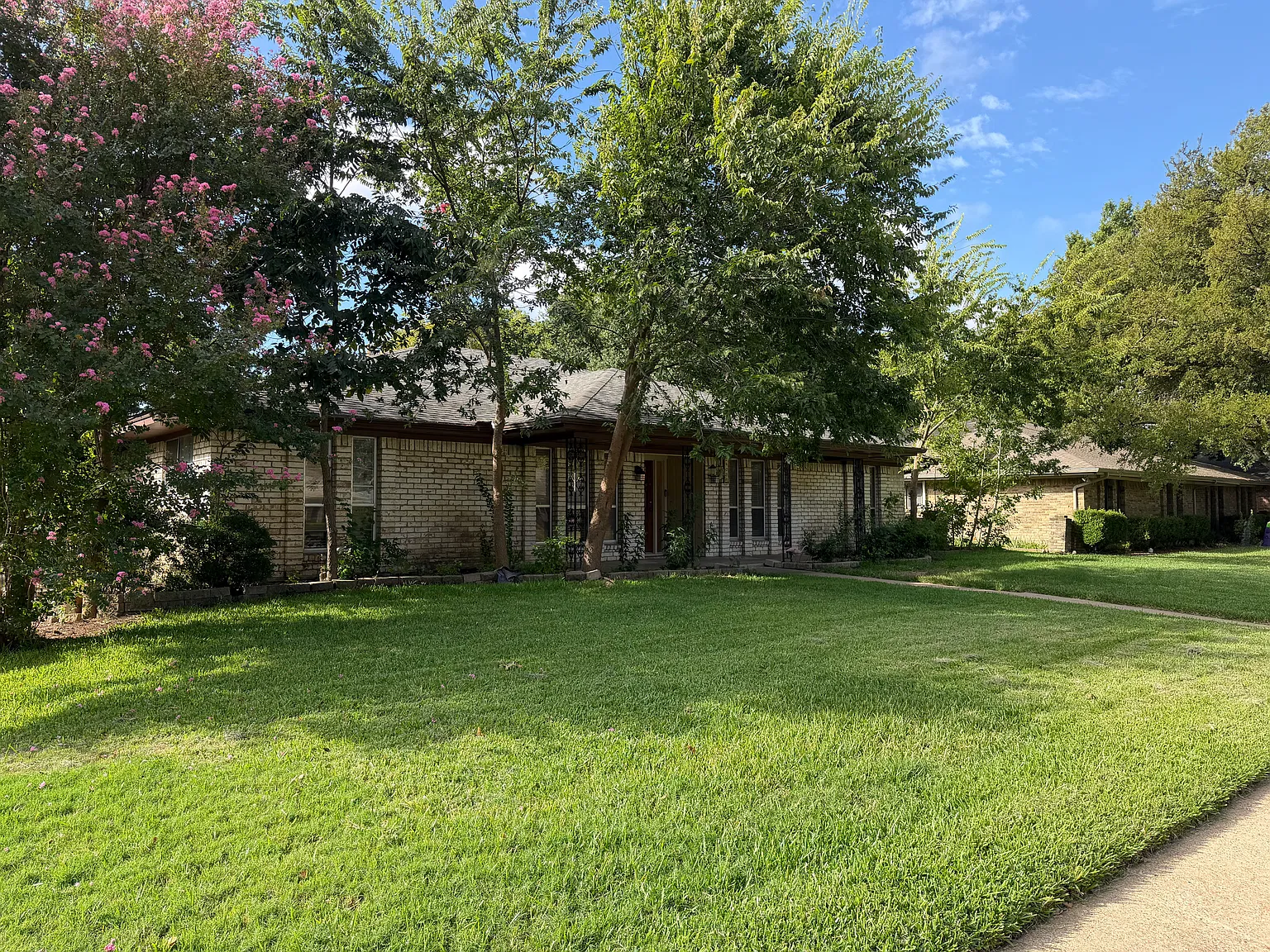 4 bed, 2.5 bath, 2212 sqft, $2,399 — Photo 3