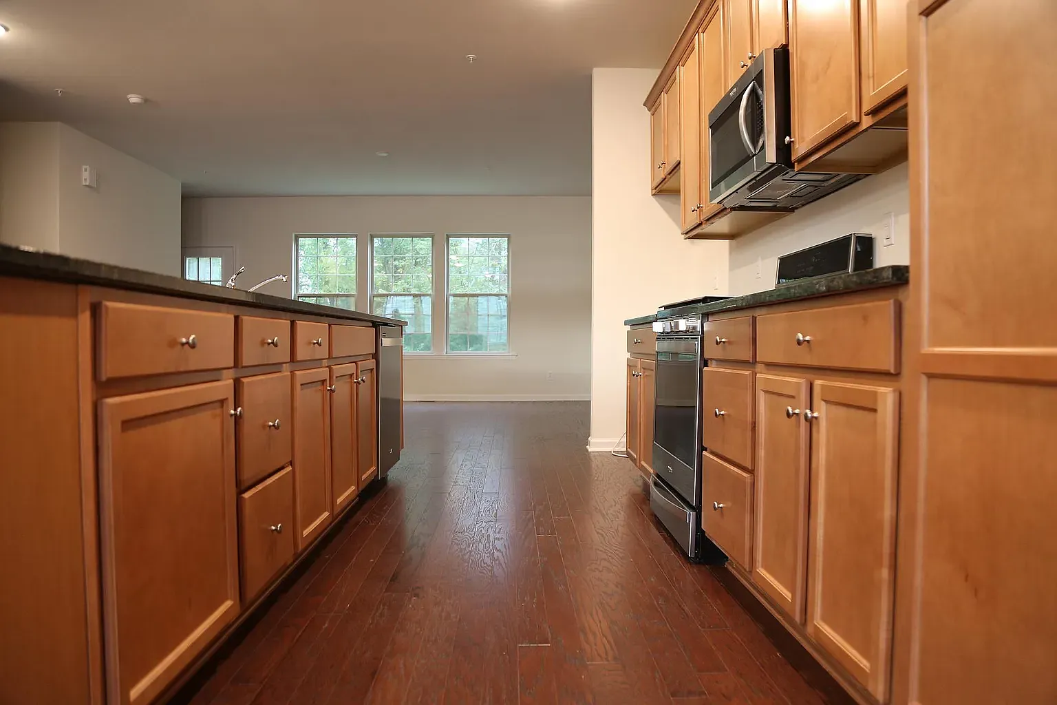 3 bed, 2.5 bath, 2300 sqft, $3,285 — Photo 4