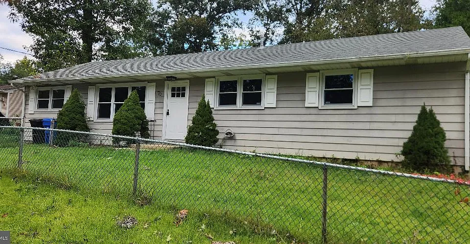 70 Iris St