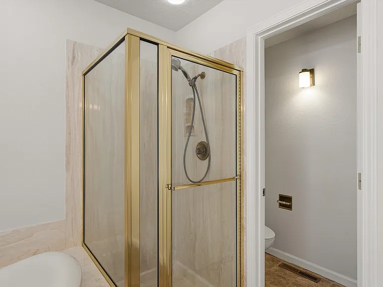 10021 Bridgepointe Ct NE — Photo 35