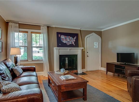 4th image of 2704 Woodlawn Dr