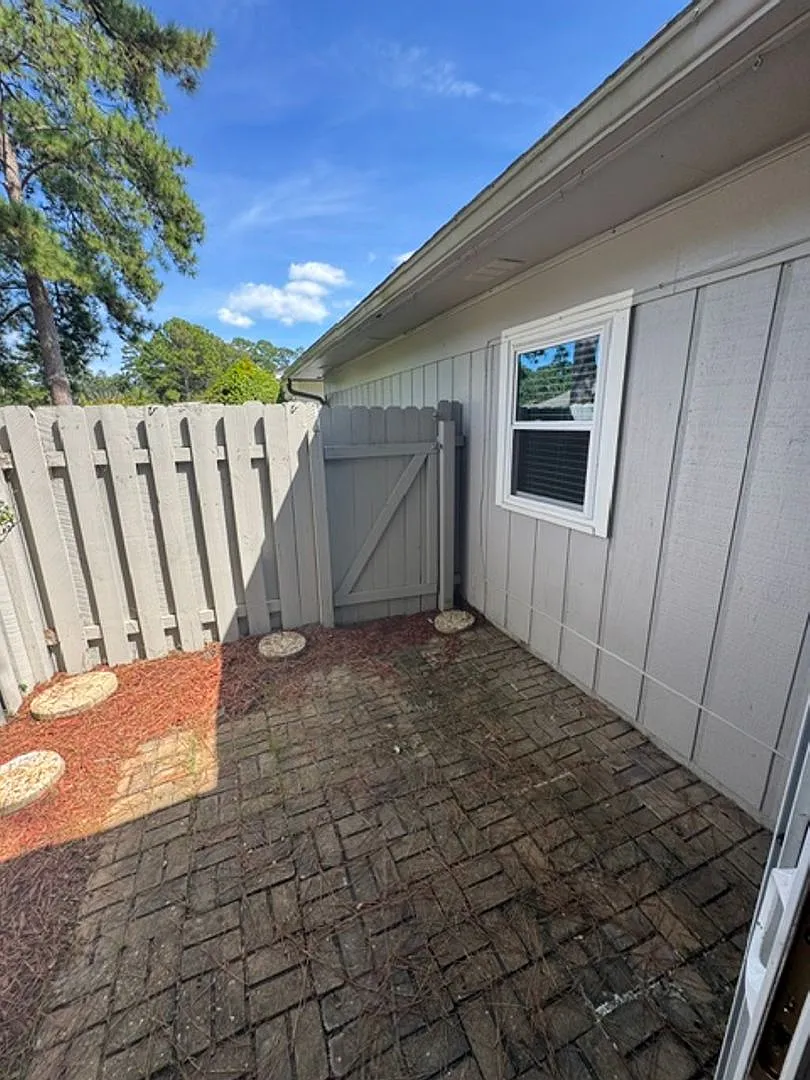 3 bed 2 bath in Midtown! Available now! — Photo 2