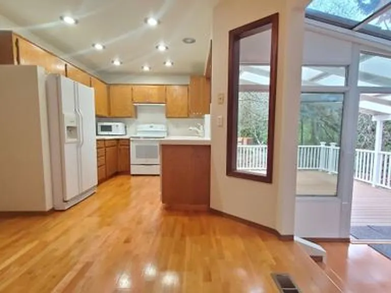 11825 NW Vaughan Ct — Photo 2