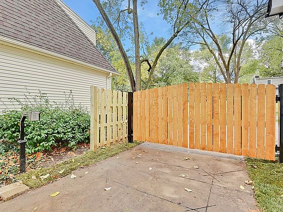 5th image of 10209 W 98th St