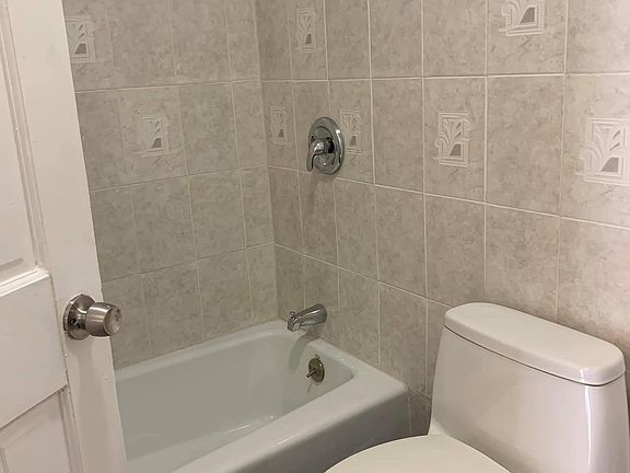 4th image of 1052 Evergreen Ave #1