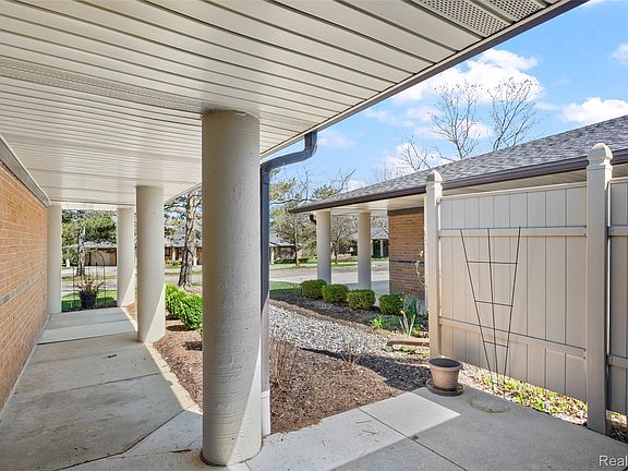 4th image of 985 Wexford Way #34