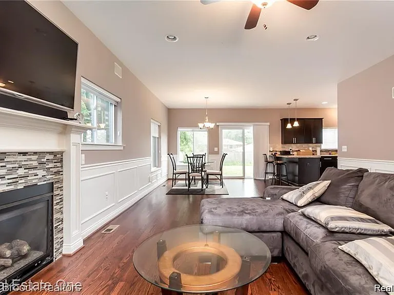 2806 Benjamin Ave — Photo 3