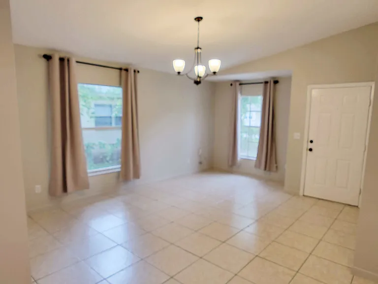 8411 N Greenwood Ave — Photo 2