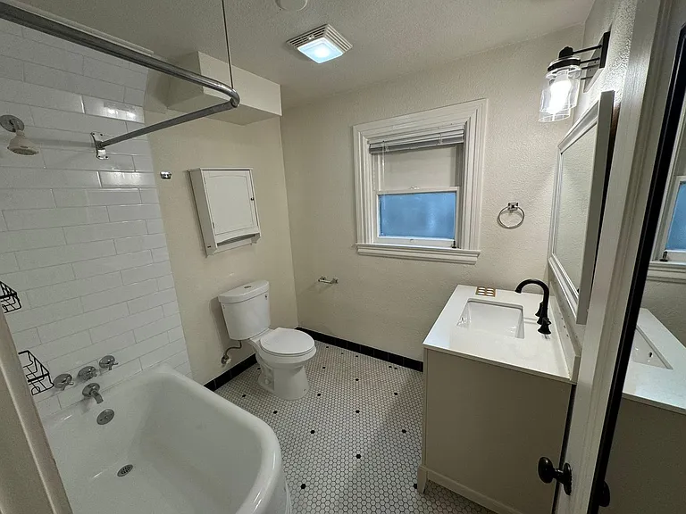 2423 L St #2 — Photo 8