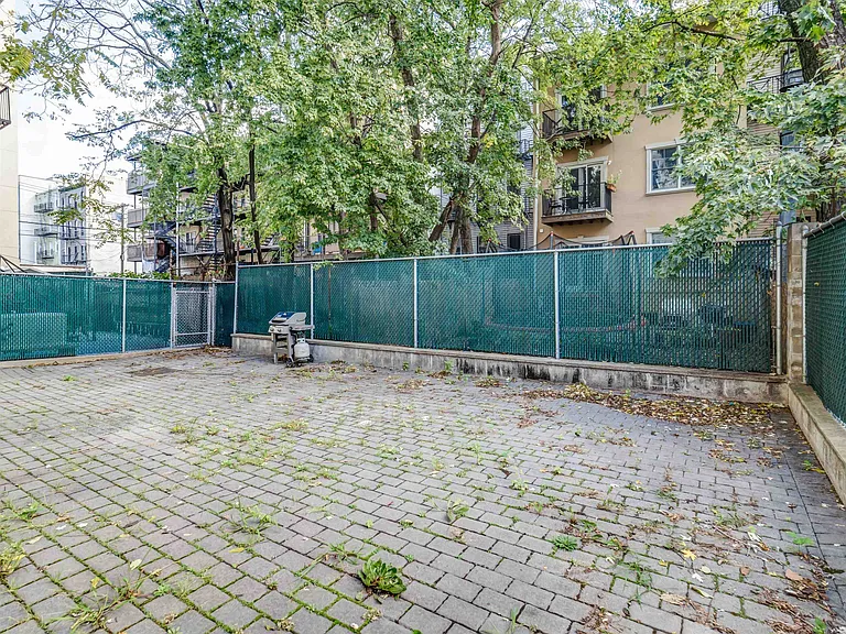 323 Jackson St — Photo 16