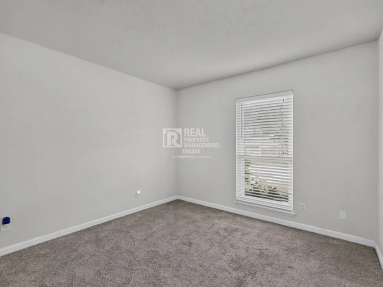 4548 Newcombe Dr — Photo 33