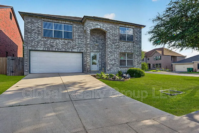 4 bed, 2.5 bath, 2576 sqft, $1,925 — Photo 2