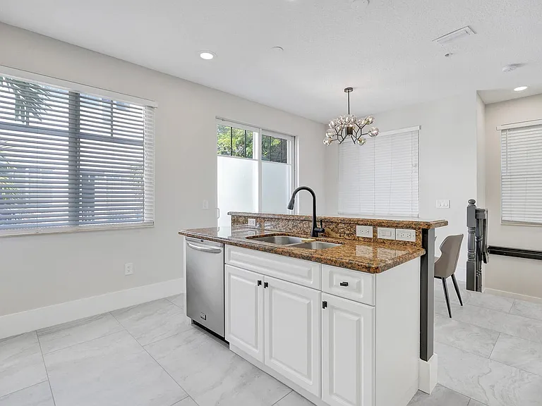 3600 NW 5th Ter — Photo 15