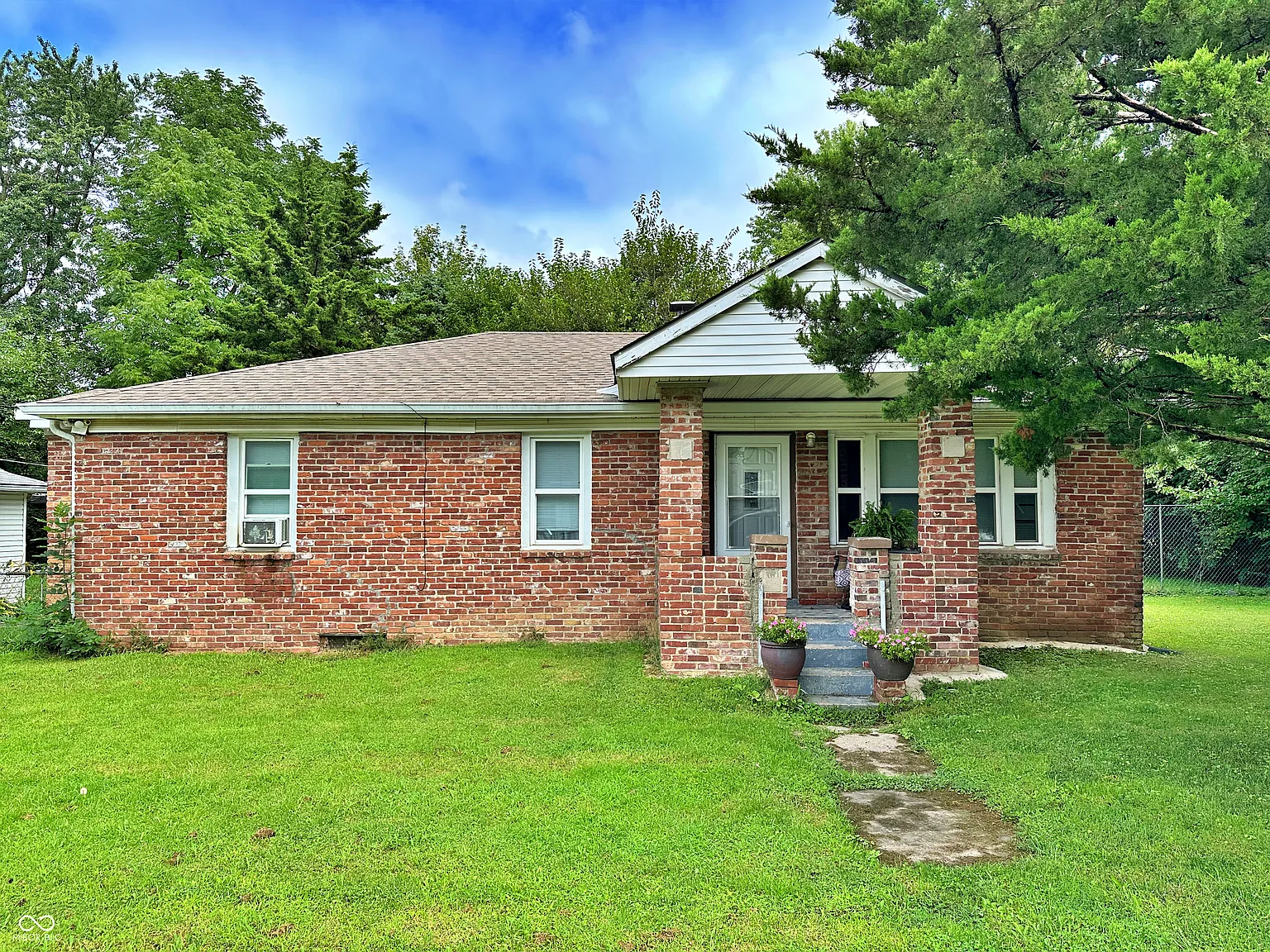 4 bed, 1.0 bath, 1120 sqft, $1,325 — Photo 1