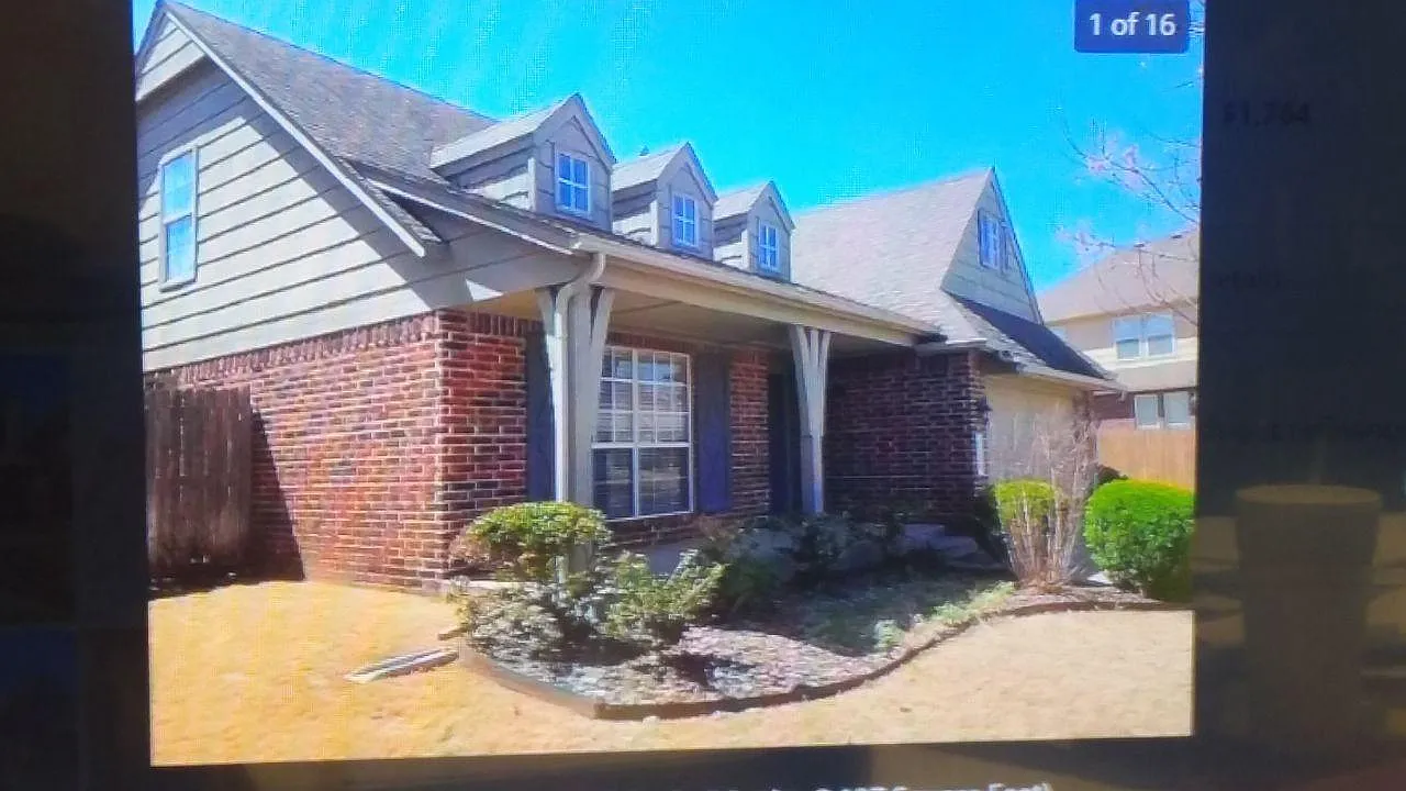 3 bed, 2127 sqft, $2,295 — Photo 3