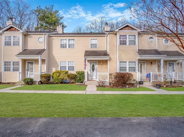 23 Stone Commons #23, Yaphank, NY 11980
